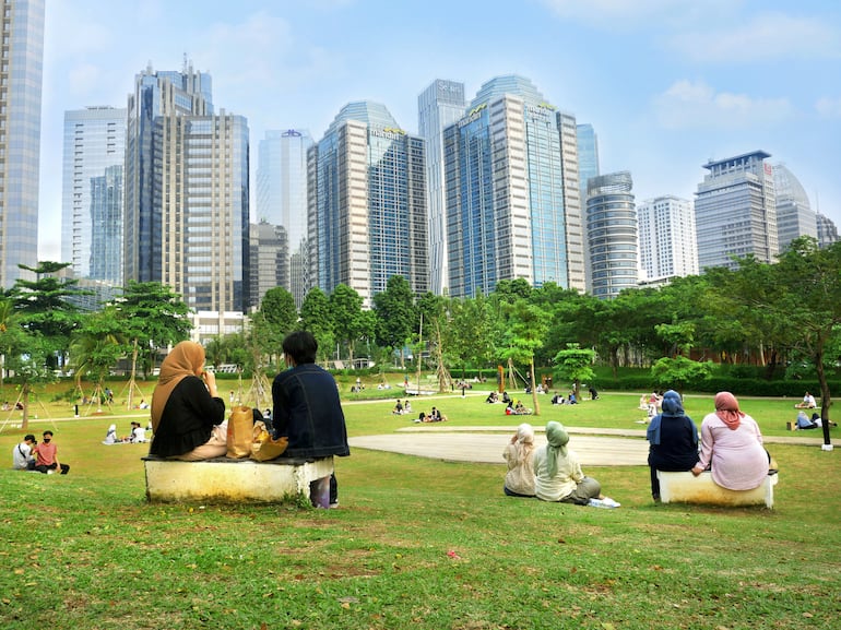 Momento apacible en un parque de Yakarta, Indonesia.