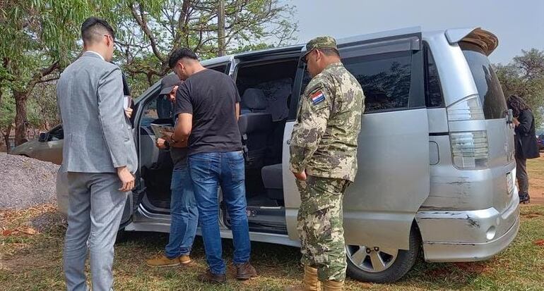 Patrocinio Diarte Grance observando a los intervinientes revisar su furgoneta