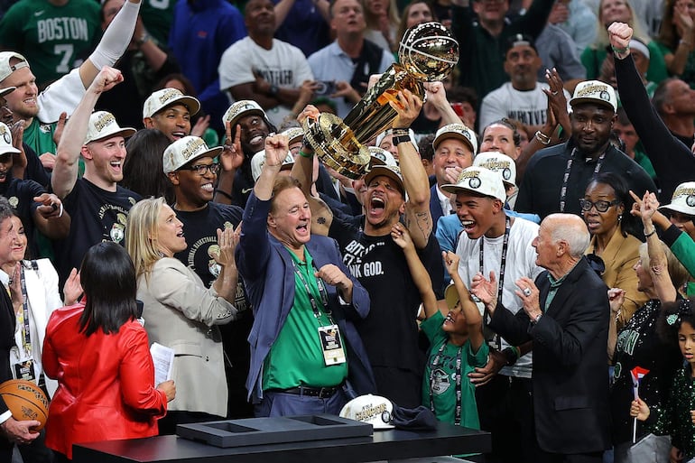 Los Boston Celtics celebran el título de campeones de la NBA 2023-2024. 