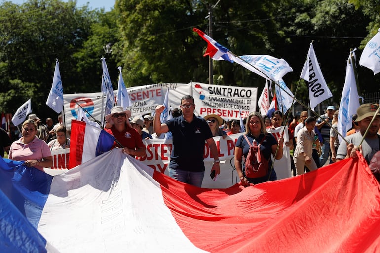 AME6732. ASUNCIÓN (PARAGUAY), 13/11/2024.- Integrantes de sindicatos laborales y funcionarios públicos del sector de la salud participan en una protesta en contra del Proyecto de Ley de Carrera Civil este miércoles, frente al Palacio Legislativo en Asunción (Paraguay). EFE/ Juan Pablo Pino
