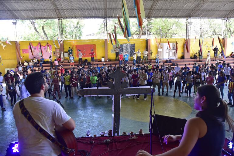 Los participantes de la Pascua Joven coreando temas católicos en la Pascua Joven de la iglesia de la Santísima Trinidad, en el barrio homónimo.