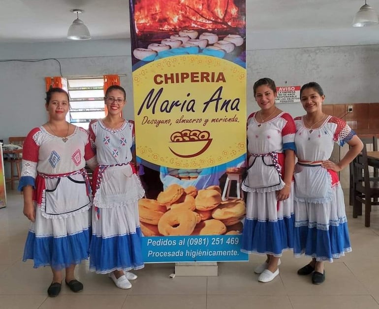 En el día Nacional de la chipa las trabajadoras de María Ana utilizan atuendos típicos paraguayos.