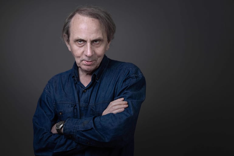 El escritor francés con más éxito internacional, Michel Houellebecq, es demasiado controvertido para las nuevas herramientas de inteligencia artificial, que consideran sus opiniones tan ofensivas que no pueden ser repetidas.