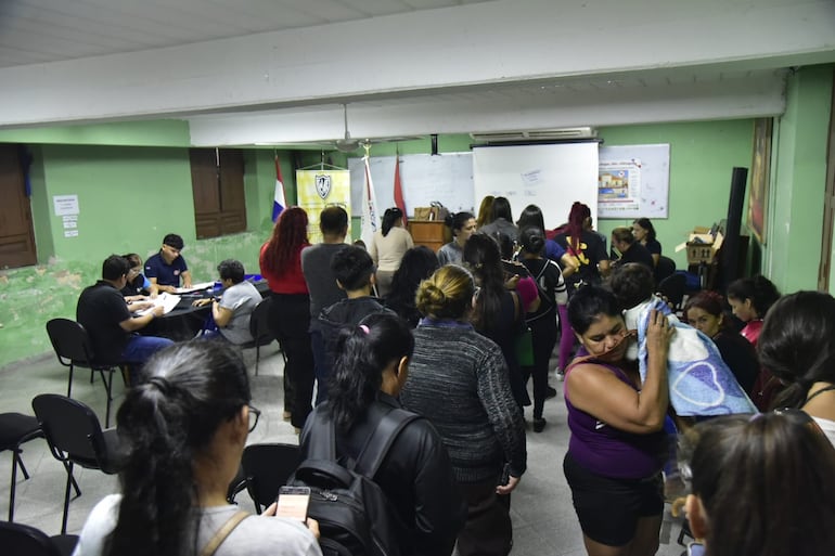 Luego de aguardar en la entrada de la institución, las familias debieron formar filas en las aulas en el Asunción Escalada, para asegurar un cupo para sus hijos.