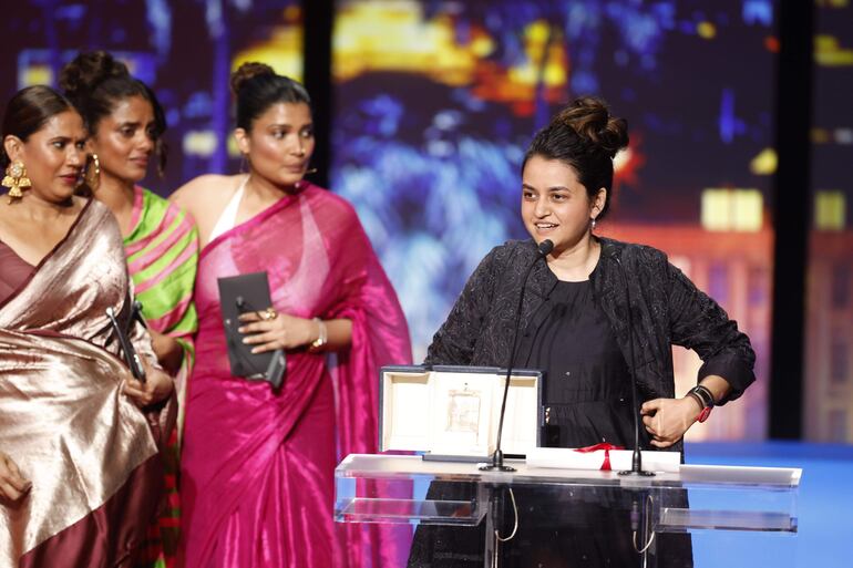 Payal Kapadia recibe el Gran Premio de Cannes acompañada por Chhaya Kadam, Divya Prabha y Kani Kusruti en la ceremonia de clausura del festival francés.