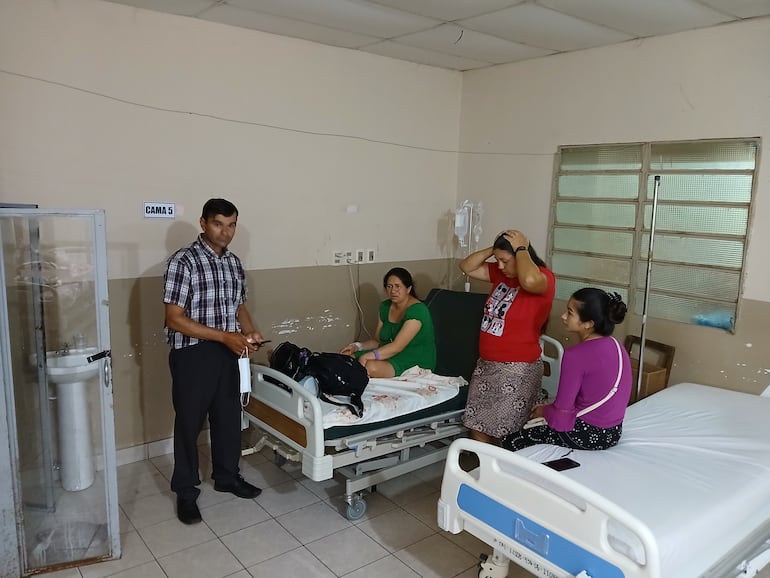 La familia aguardando novedades en sala de maternidad