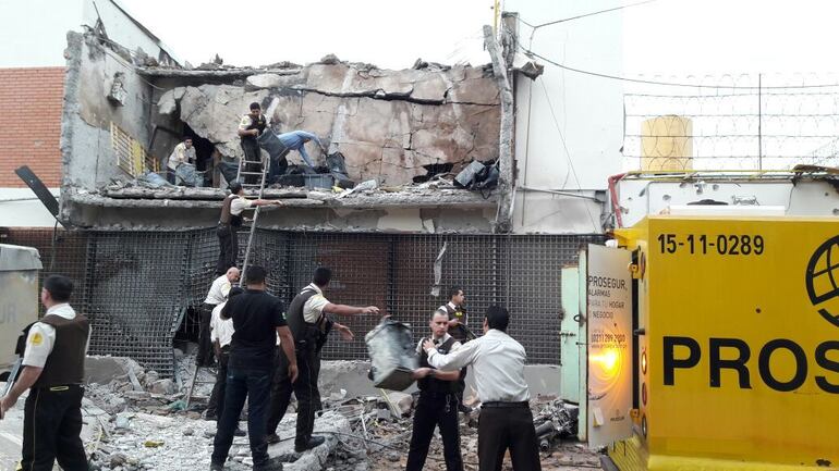 El día después. Guardias de Prosegur rescatan bienes del local atacado por la megabanda que convirtió Ciudad del Este en un campo de batalla en abril de 2017.