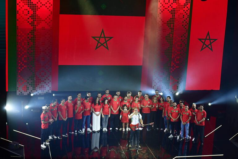 El cantante RedOne (remera blanca) durante el recital en la ceremonia del sorteo de la Copa Africana de Naciones 2025 en el Teatro Nacional Mohamed V, en Rabat, Marruecos.