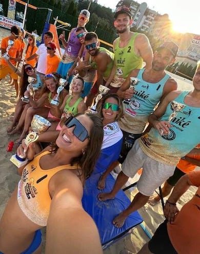 Selfie de la paraguaya Giuliana Poletti (22 años) en el podio de Eslovaquia, detrás Laura Ovelar (22) con la bandera tricolor.