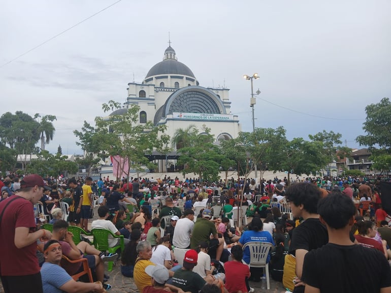 Una considerable multitud acudió este domingo a la Basílica de Caacupé pese al intenso calor que se siente.