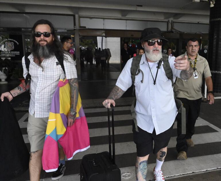 Fred Durst y uno de los integrantes de la banca saliendo del Aeropuerto Silvio Pettirossi.