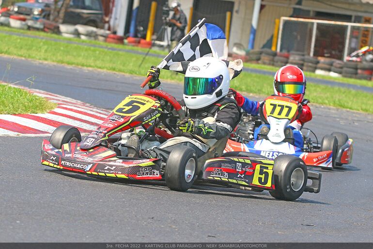 Sebastián Wasmosy, con la bandera a cuadros en 2022, tras ganar una carrera en sus inicios dentro de la categoría Semillero en el Campeonato Nacional de Karting. En 2023, fue el campeón de la categoría Rotax Micro Max, y el paraguayo en 2024, apunta directamente a más logros locales e internacionales.