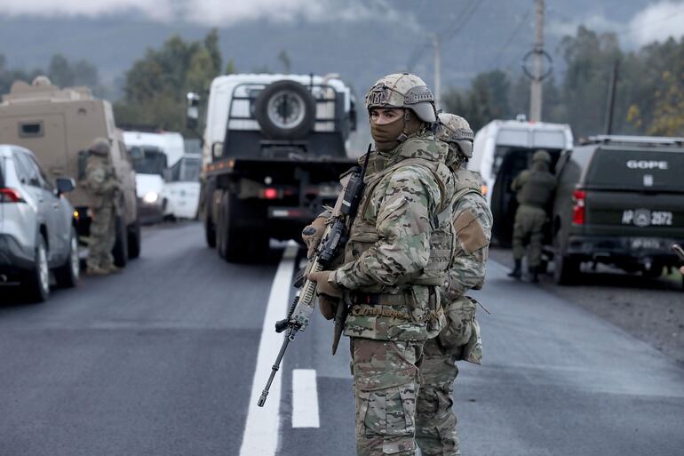 Personal militar resguarda una ruta en la localidad de Antiquina, Región del Bío Bío (Chile).
