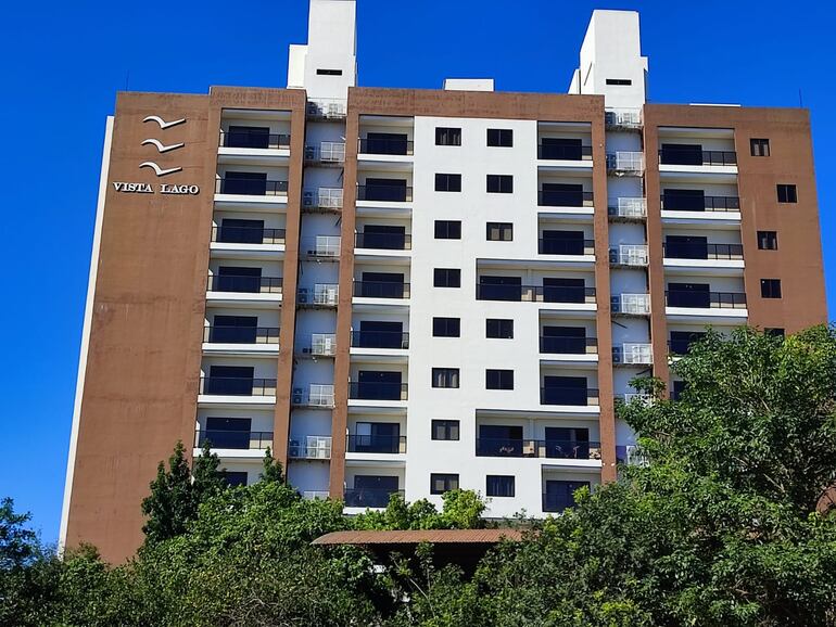 Edificio “Vista Lago”, construido por la empresa Norwick SA, cuyo representante, Luis Osvaldo Ramón Darnay, soporta varias demandas por presunta estafa.