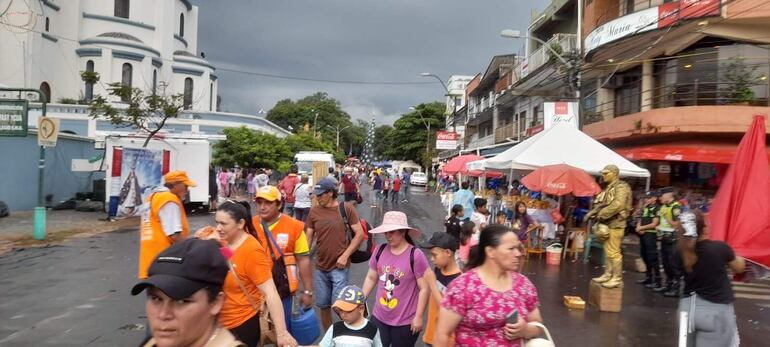 Las calles de la Villa Serrana fueron invadidas por los creyentes.