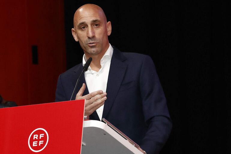 (FILES) In this handout image released by the Spanish Royal Football Federation (RFEF) on August 25, 2023, RFEF President Luis Rubiales delivers a speech during an extraordinary general assembly of the federation on August 25, 2023 in Las Rozas de Madrid. Luis Rubiales on September 10, 2023 said he will resign as Spanish football federation chief after kiss scandal. (Photo by Eidan RUBIO / RFEF / AFP) / RESTRICTED TO EDITORIAL USE - MANDATORY CREDIT "AFP PHOTO / RFEF / EIDAN RUBIO  " - NO MARKETING NO ADVERTISING CAMPAIGNS - DISTRIBUTED AS A SERVICE TO CLIENTS