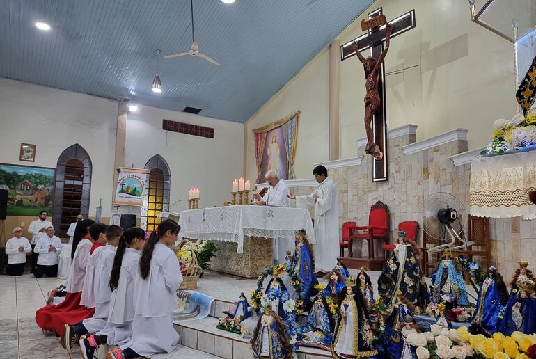 Uno de los días del novenario, los fieles llevaron sus imágenes de la Virgen para ser bendecidas.