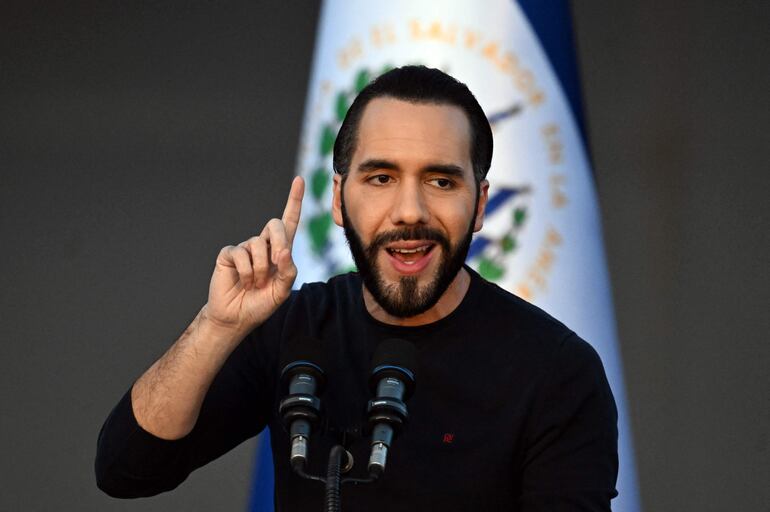 La revista TIME reservó la portada de su última edición al presidente de El Salvador, Nayib Bukele, y en ella incluye una entrevista en la que el controvertido político centroamericano prometió que no se postulará para un tercer mandato.