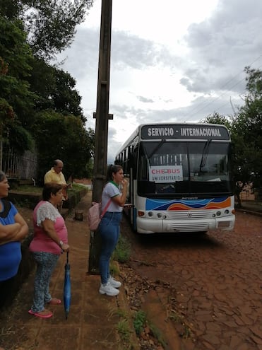 El sistema de transporte gratuito “Che bus universitario” comenzó a operar desde este lunes pasado. Es gratuito para estudiantes secundarios y universitarios. No requiere inscripción ni registro previo.