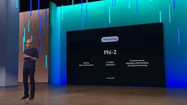 Microsoft ha presentado su nueva Inteligencia Artificial potenciada por un modelo de lenguaje pequeño, Phi-2, que utiliza 2,7 mil millones de parámetros para alcanzar capacidades de razonamiento y comprensión de lenguaje con un rendimiento igual o superior a modelos hasta 25 veces más grandes.