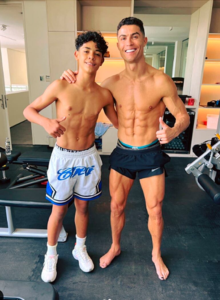 Cristiano Ronaldo junto a su hijo mayor. 