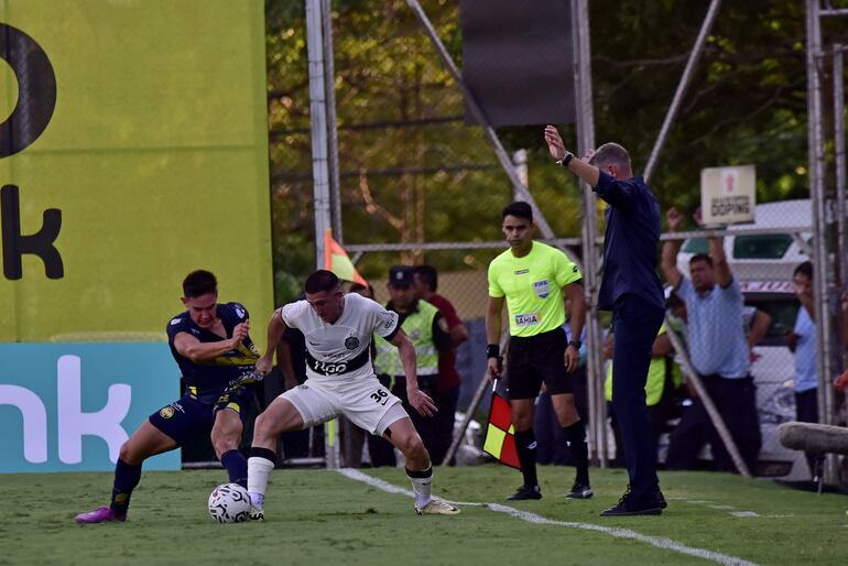 Futbol de primera Trinidense vs Olimpia en el Rogelio Livieres.