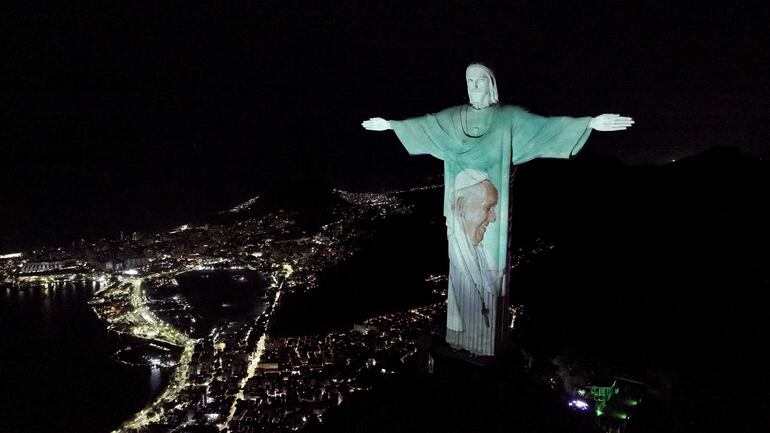 Monumento del Cristo Redendor iluminado con una imagen del papa Francisco para pedir por la salud del sumo pontífice este jueves, en Río de Janeiro (Brasil).