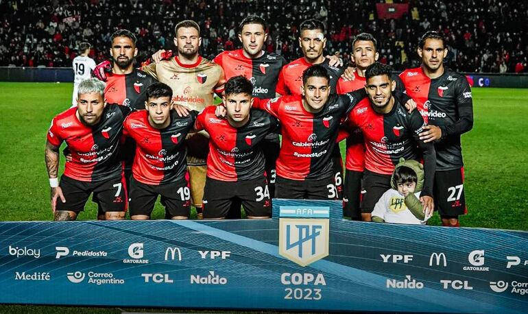 Equipo de Colón de Santa Fe en el que aparecen los paraguayos Alberto Espínola y Jorge Benítez, un partido del campeonato de la Copa de la Liga argentina.