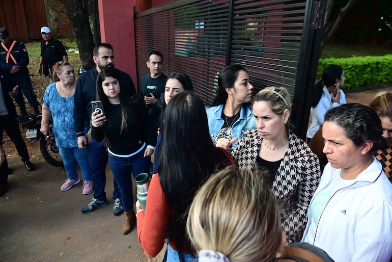 Padre de alumnos frente al colegio privado de Lambaré.