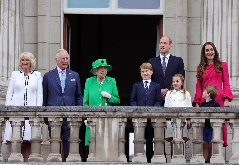 Una de las últimas postales de la reina Isabel II junto a su familia. Camila Parker Bowles, el ahora rey Carlos III, la fallecida reina británica, los actuales príncipes de Gales y sus tres hijos. (Instagram/Clarence House)