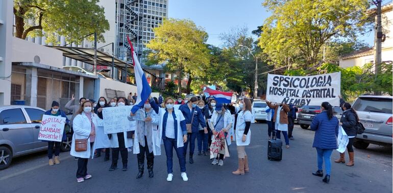 Psicólogos, en varias ocasiones, hicieron medidas de fuerza frente al Ministerio de Salud Pública. (Foto de archivo).