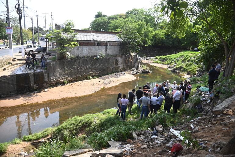 Personal técnico del MOPC, acompañado por autoridades municipales, realizaron esta mañana una verificación del puente ubicado sobre la Avenida Luis María Argaña.