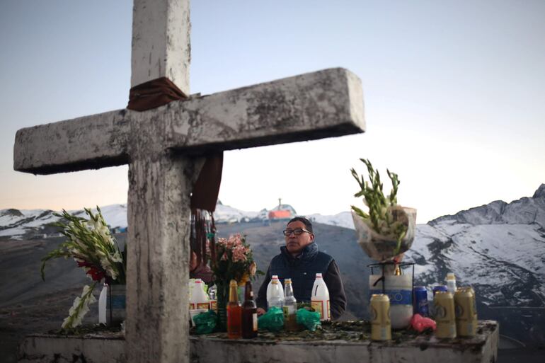 Un hombre reza hoy antes de realizar una ofrenda para la Pachamama en La Cumbre (Bolivia). El viento gélido, común en el altiplano boliviano, no frena a las decenas de personas que recorren unos 12 kilómetros desde La Paz hacia La Cumbre, a 4.700 metros sobre el nivel del mar, para pedir a los achachilas, los sabios protectores, prosperidad y salud en el inicio del mes de la Pachamama. Las personas, en especial familias y trabajadores se levantaron a la madrugada de este martes o pasaron la noche en La Cumbre, en el departamento de La Paz, para recibir el primer día de agosto, el Mes de la Madre Tierra en Bolivia. EFE/ Luis Gandarillas
