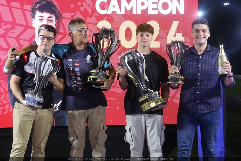 Juan Carlos Mendieta (centro), Iván Sánchez (izq.) y Enrique Dávalos de la categoría Fortex F4.