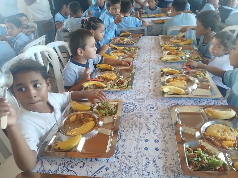 Desde la Gobernación se pide a los docentes y padres de familia controlar la calidad de los alimentos servidos.