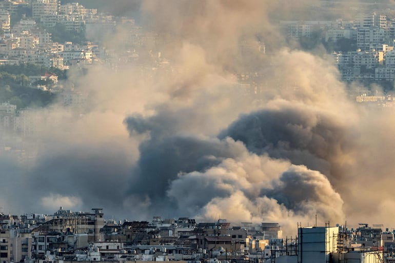 Humo sobre un suburbio de Beirut, Líbano, luego de un bombardeo israelí este sábado.