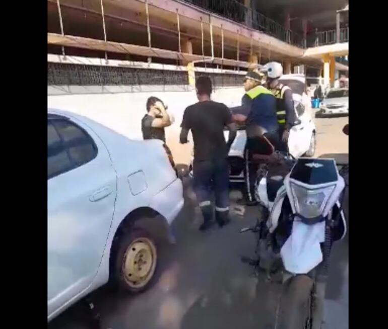 Captura de pantalla de uno de los videos, en el momento que uno de los dos supuestos infractores se enfrenta con un agente de la PMT de Asunción.