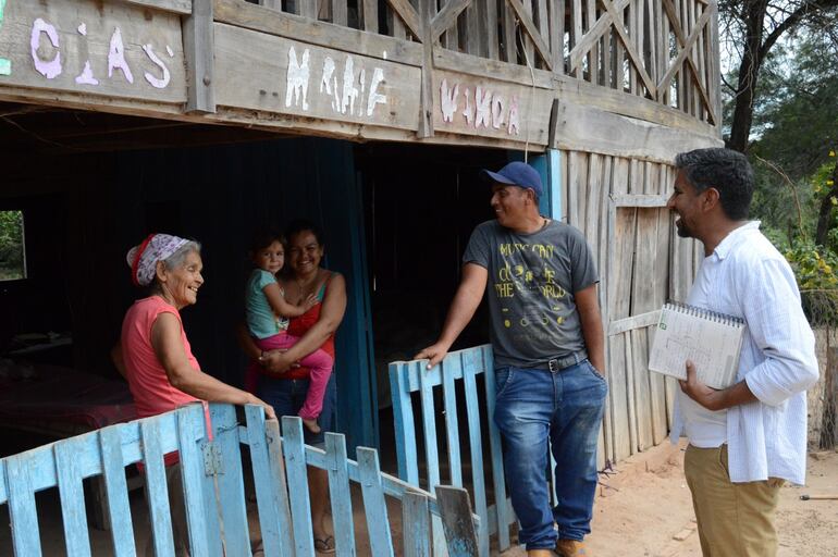 Una pobladora de la lejana Sierra León muestra su contento por los trabajos de acceso al agua corriente.