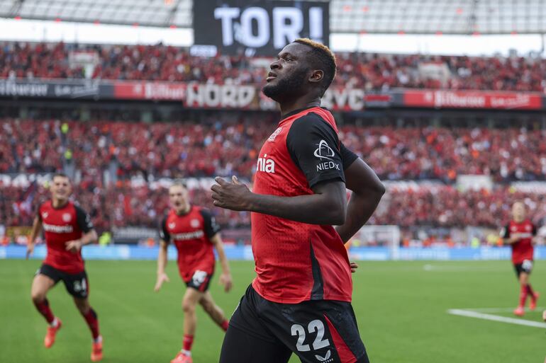 Leverkusen (Germany), 22/09/2024.- Victor Boniface of Leverkusen celebrates with teammates after scoring 4-3 during the German Bundesliga soccer match between Bayer 04 Leverkusen and VfL Wolfsburg in Leverkusen, Germany, 22 September 2024. (Alemania) EFE/EPA/CHRISTOPHER NEUNDORF CONDITIONS - ATTENTION: The DFL regulations prohibit any use of photographs as image sequences and/or quasi-video.
