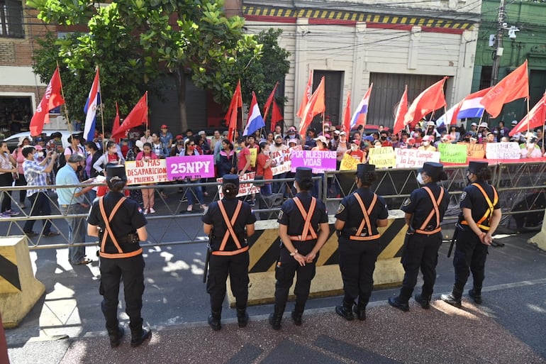 Con fuerza exigen al Gobierno que se apliquen políticas públicas que realmente funcionen y las proteja. También que la Ley 5.777 que establece condenas por feminicidio sea cumplida. La Policía dispuso un cerco perimetral frente a la protesta sobre la calle Chile casi Ygatimí de nuestra capital.