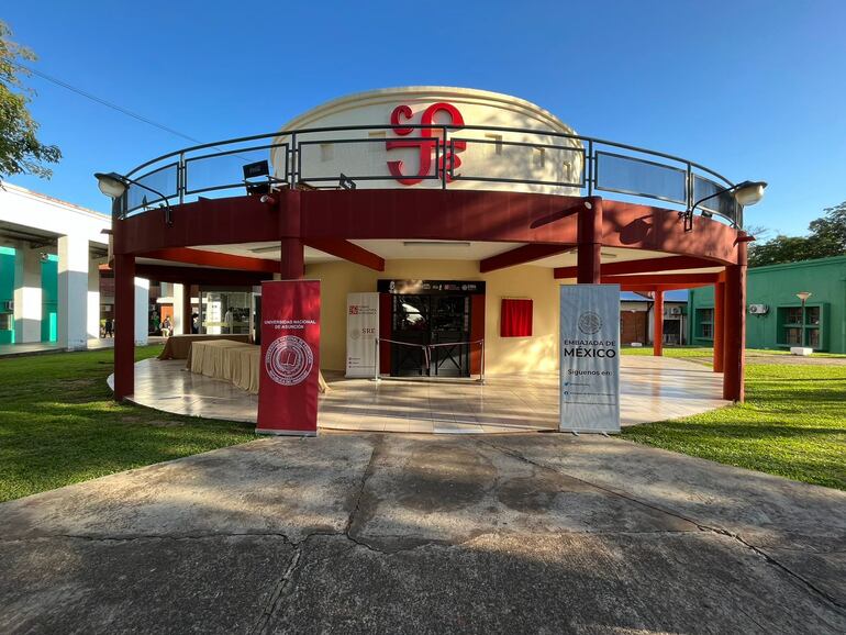 Fachada de la librería del Fondo de Cultura Económica (FCE) en el campus de la UNA.