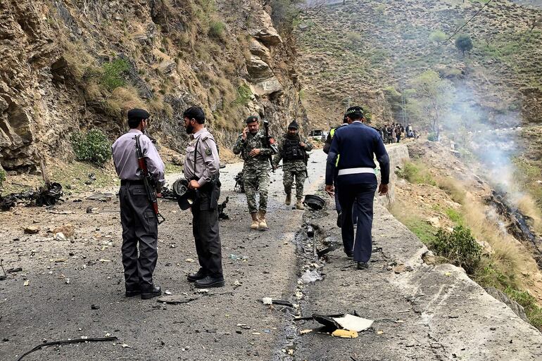 Miembros de las fuerzas pakistaníes de seguridad en el sitio del ataque, este martes.
