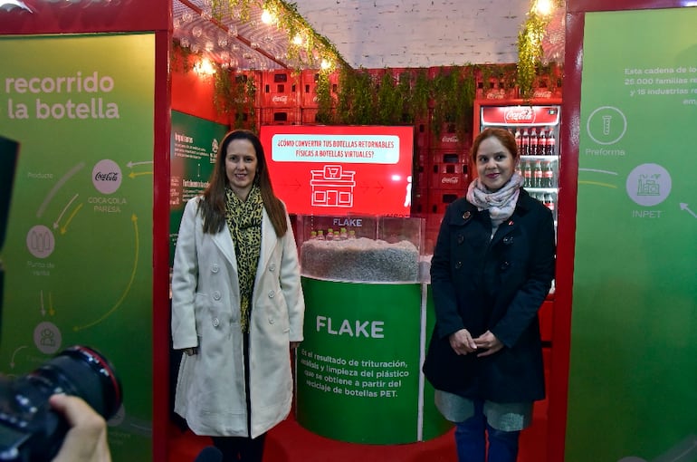 Melina Bogado y Stephanie Dragotto, en el stand de Coca-Cola.