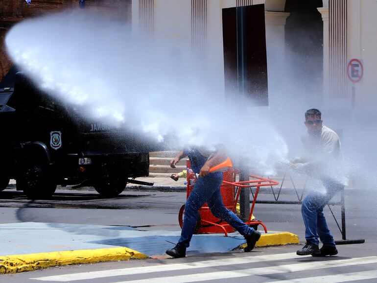 Carro hidrante de la Policía durante las manifestaciones de ayer contra la creación de la Superintendencia de Jubilaciones.