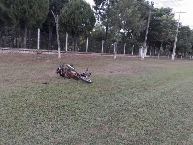 Así quedó la motocicleta en la que viajaban los ahora fallecidos.