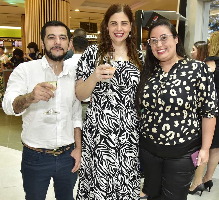 Omar Vázquez, Karina Cohenca e Ivonne Aguilera.