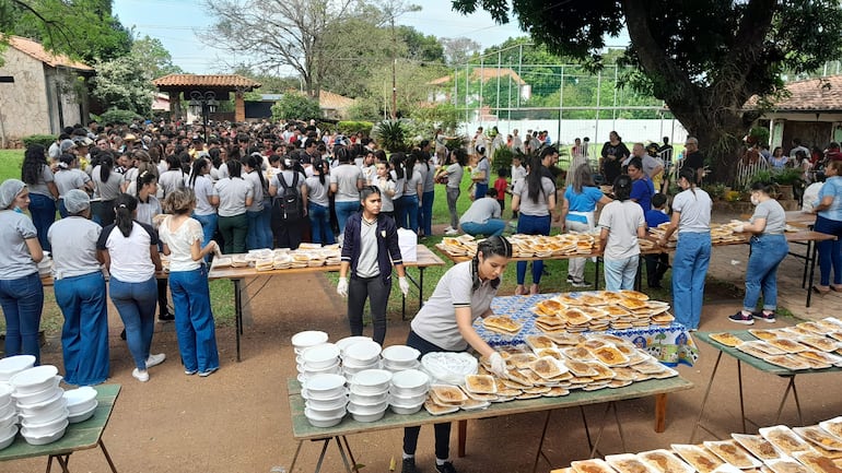 Unos 2.000 platos de tallarines se preparan para mañana en la ciudad de Guarambaré.