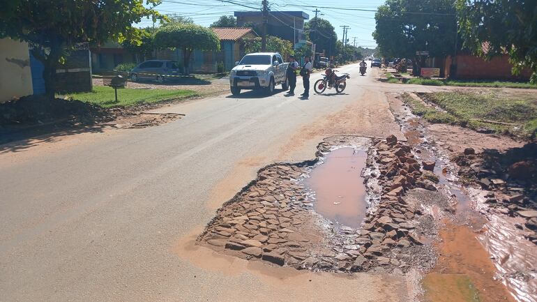 Enormes baches causados por caños rotos de la ESSAP.