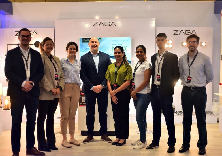 Carlos Picagua, Yvana Franco, Patricia Mas, Esteban Pérez, Nathalia Benítez, Daniela Villalba, Ezequiel González y Juan José Ayala en el stand de Electropar, en CAPADEI.