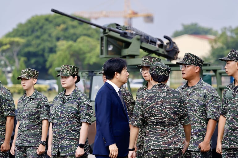 El presidene de Taiwán, William Lai (Lai Ching-te) durante un encuentro con soldados en la base de Taoyuan, Taiwán.